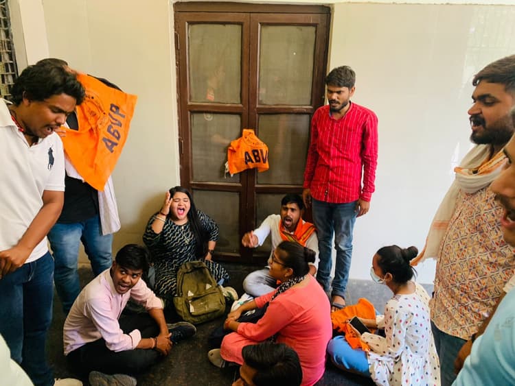 डीबीआरयू में छात्रों ने उपसचिव ममता सिंह को आफिस में किया बंद , कुलसचिव के कार्यालय में भी जड़ा ताला