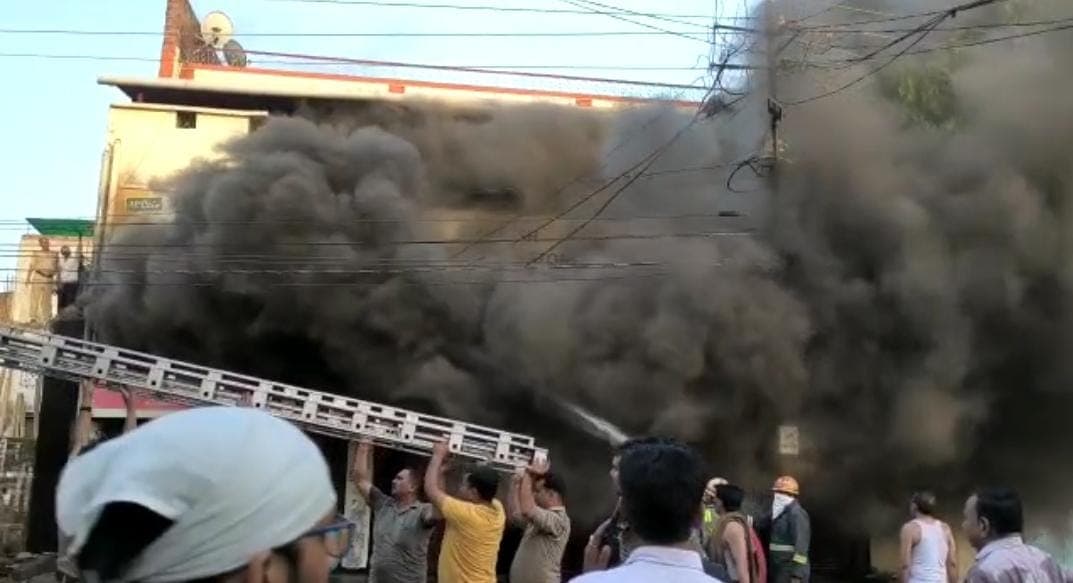 कानपुर में किराना दुकान में लगी आग, दमकल ने बचाईं 4 जिंदगियां...