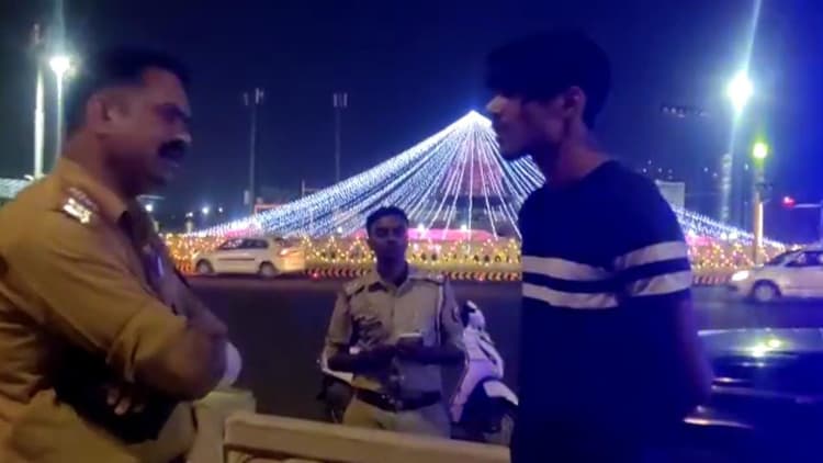 पुलिस इंस्पेक्टर ने कहा.. " आपके माता-पिता को चिंता नहीं हैं, हम पुलिस है, हम चाहते हैं आप सुरक्षित रहें.."