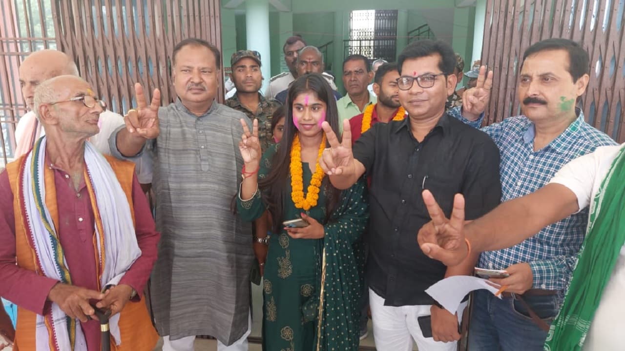 बिहार: पहले मां जीतीं तो उतार दिया था मौत के घाट, उपचुनाव में 21 साल की बेटी बन गई कुमैठा की मुखिया