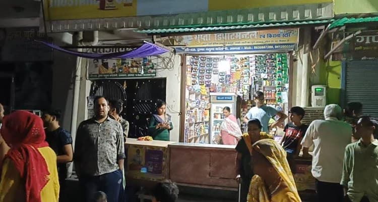 सूरज ढलते ही गेट पर खड़ी बुजुर्ग महिला की सोने की चेन लूट ले गये बाइक सवार, दूर खड़ी देखती रह गई बहू