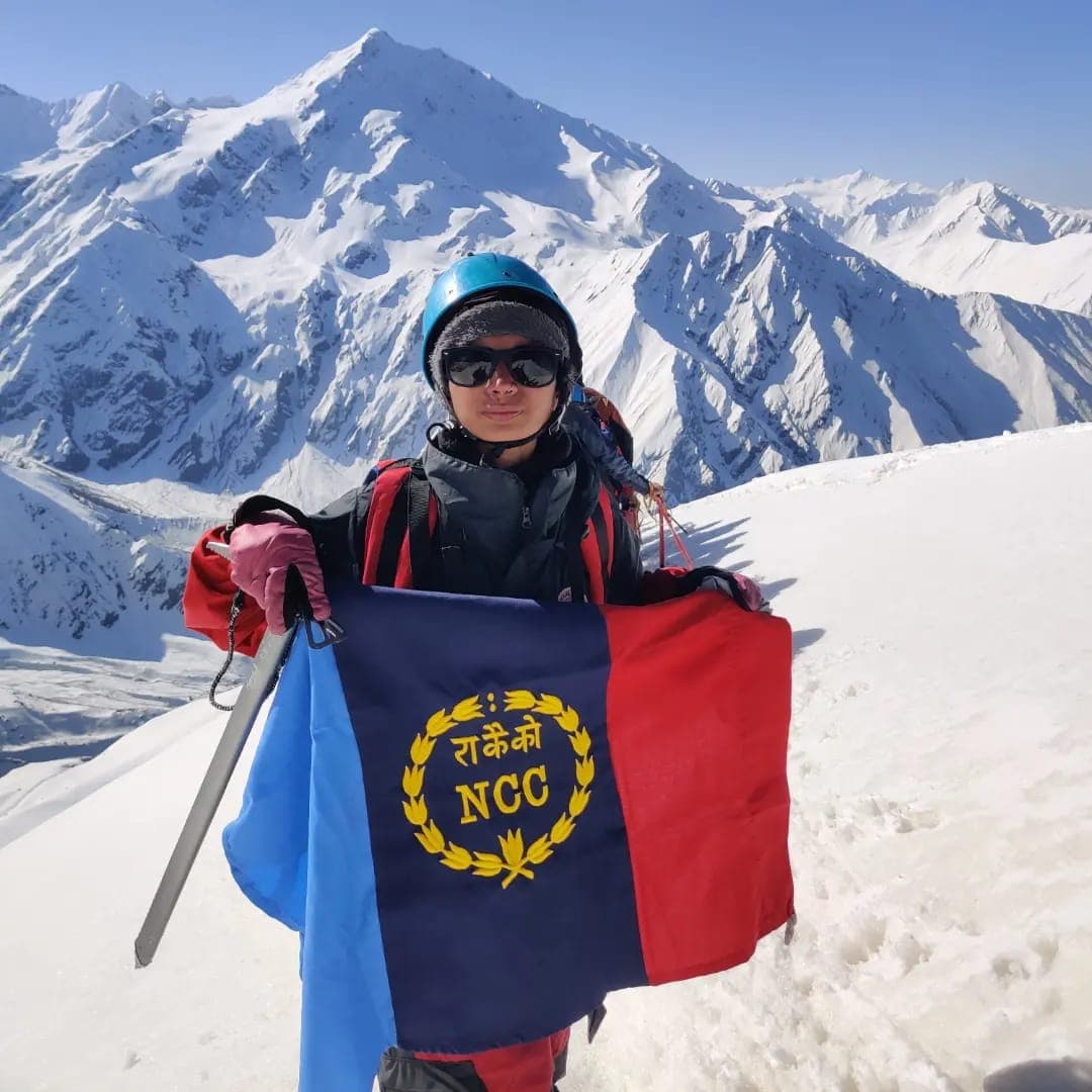 हुर्रा टॉप को जीत कर NCC की एओ शालिनी सिंह ने बनाया रिकार्ड, एडवांस पर्वतारोहण कोर्स करने वाली पहली कैडेट