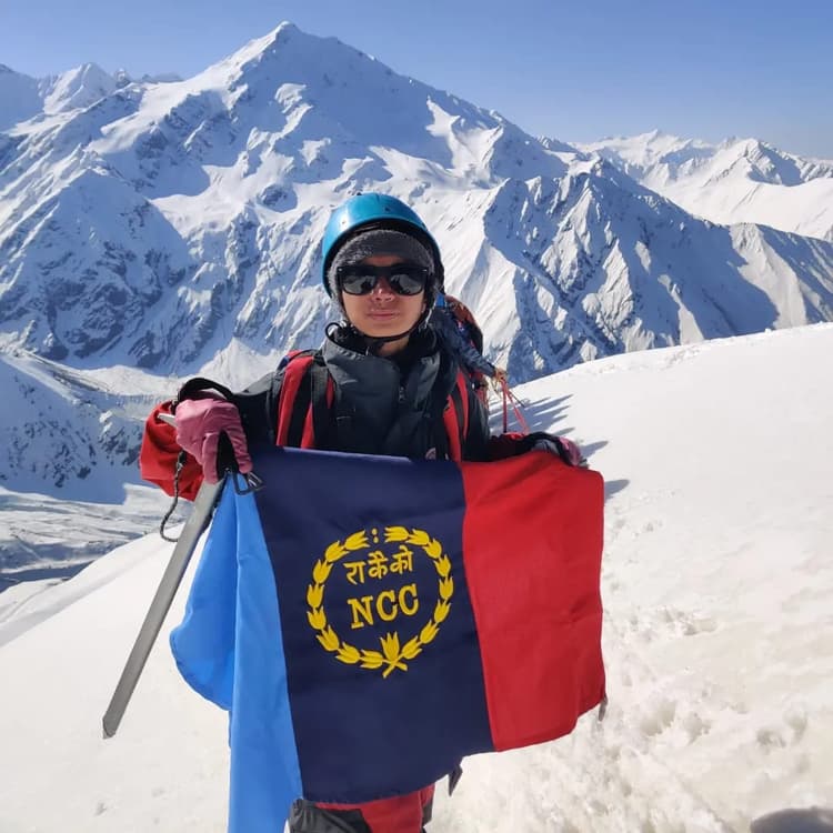 हुर्रा टॉप को जीत कर NCC की एओ शालिनी सिंह ने बनाया रिकार्ड, एडवांस पर्वतारोहण कोर्स करने वाली पहली कैडेट