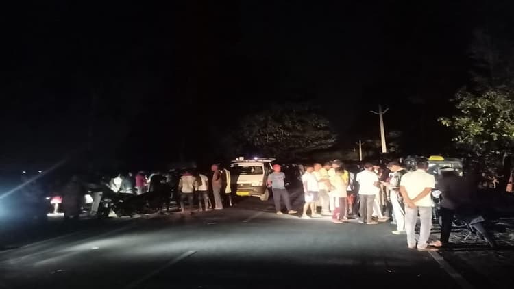 बिहार: औरंगाबाद में डांसरों को लेकर जा रहा ऑटो पेड़ से टकराया, एक की मौत, तीन घायल