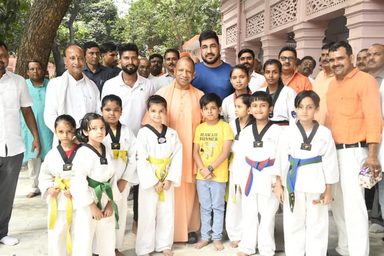 यूपी को प्रदूषण मुक्त करने के लिए 35 करोड़ पौधे लगेंगे, CM से बच्चे बोले 'हैप्पी बर्थडे महाराज जी  '