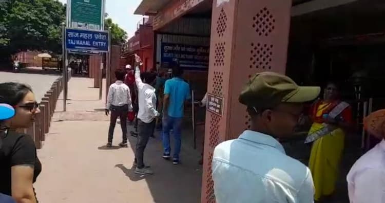 ताजमहल पर महाराष्ट्र के पर्यटक दल से टिकट के नाम पर हुई धोखाधड़ी,पर्यटकों को थमा दी पहले से सेल की गई टिकट
