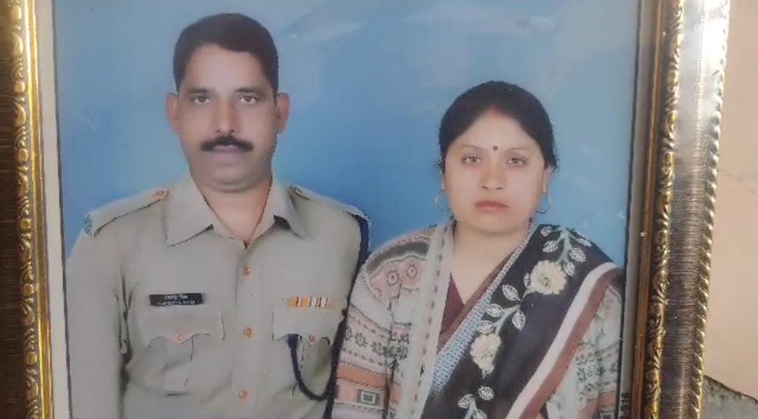 आगरा में सीआरपीएफ के रिटायर्ड जवान ने पत्नी के सीने में उतार दीं सात गोलियां, ताबड़तोड़ फायरिंग से दहशत