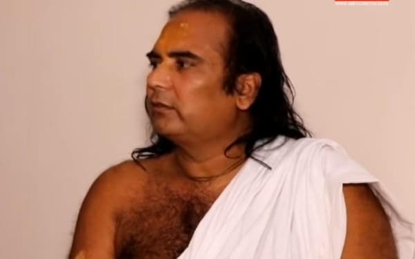 तलवार रखने के लिए लाइसेंस दे रहे संत युवराज, महिलाओं के लिए ₹500 में सुरक्षा मंत्र, SP ने कही कार्रवाई की बात