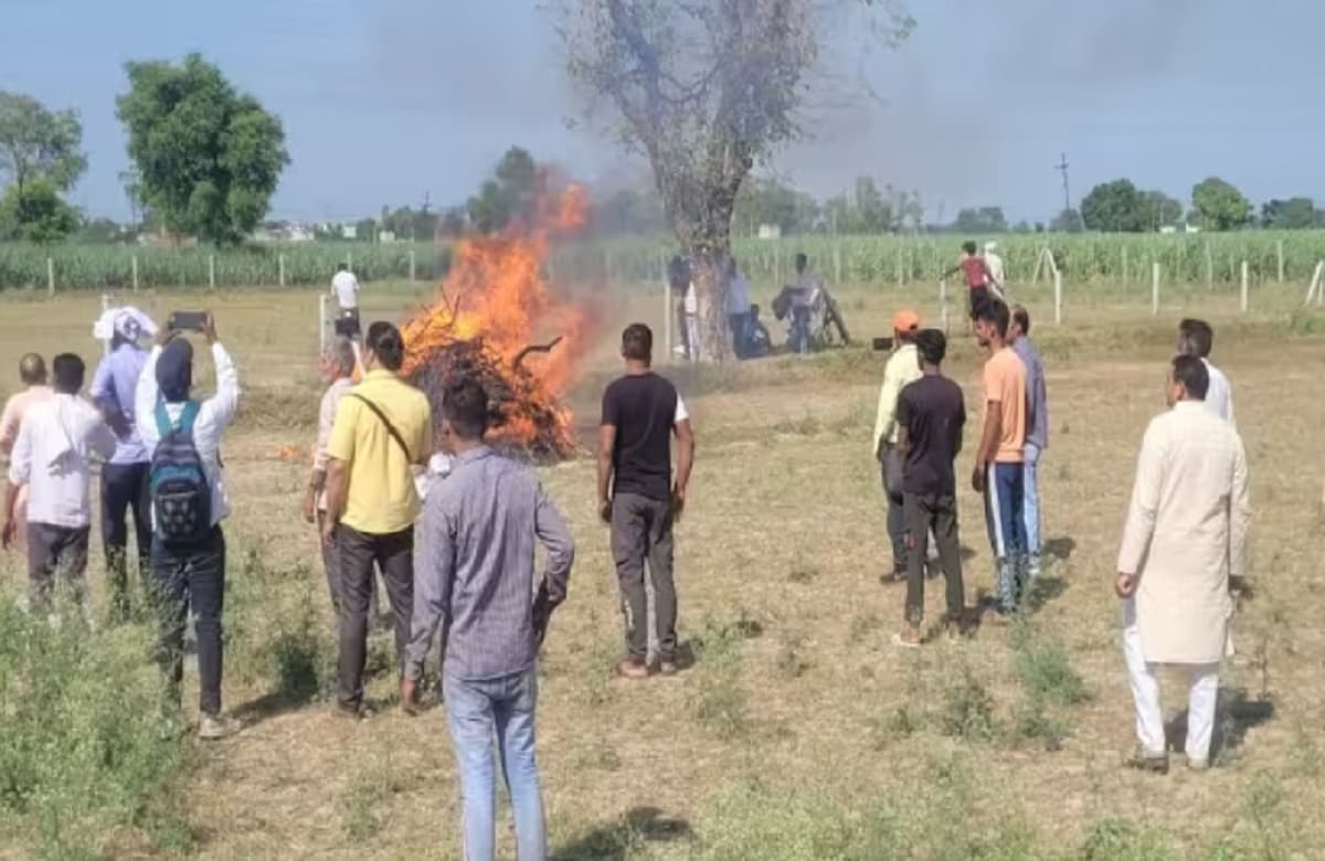 संगीनों के साए में सजी संजीव उर्फ जीवा की चिता, अंतिम संस्कार में शामिल होने वालों का जमा कराया पहचान पत्र