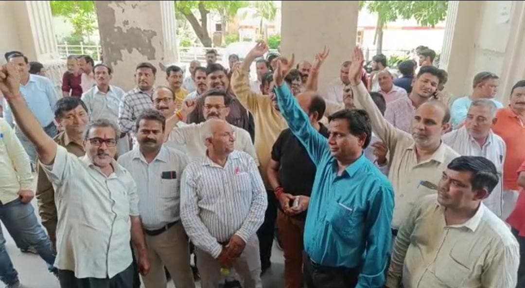 विश्वविद्यालय की परीक्षा को लेकर बीएएमएस छात्रों ने की बहस, कर्मचारियों ने तालाबंदी कर किया प्रदर्शन