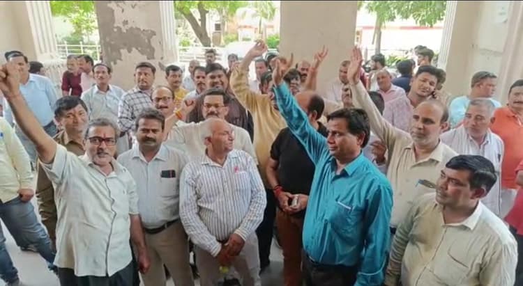 विश्वविद्यालय की परीक्षा को लेकर बीएएमएस छात्रों ने की बहस, कर्मचारियों ने तालाबंदी कर किया प्रदर्शन