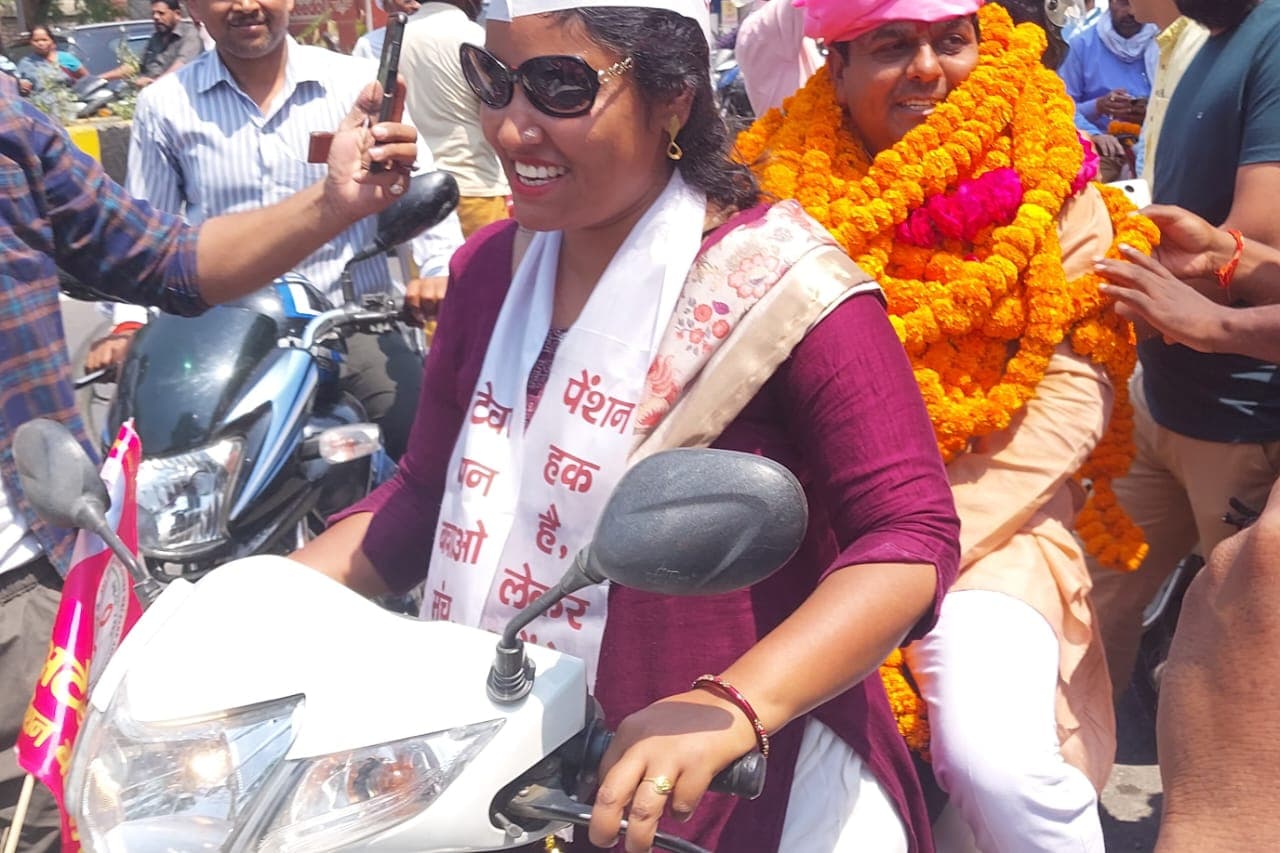 बरेली में पुरानी पेंशन बहाली को लेकर सड़कों पर उतरे कर्मचारी, केंद्र सरकार के खिलाफ नारेबाजी कर किया प्रदर्शन