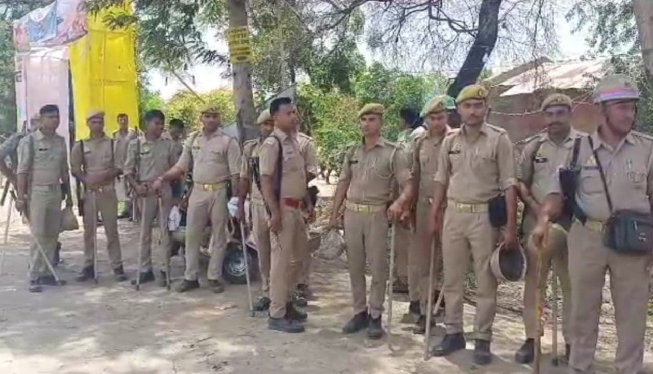 अलीगढ़ में  कथा और यज्ञ स्थल के समीप पशु काटे जाने को लेकर हंगामा, पुलिस फोर्स तैनात