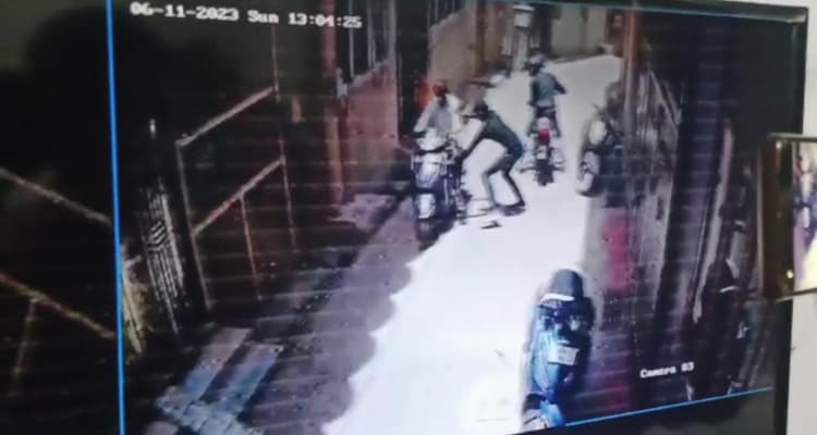 मथुरा में दिनदहाड़े 20 किलो चांदी की लूट, कारीगर ने बदमाश को पकड़ा तो मिर्च डालकर भागे, वारदात CCTV में कैद