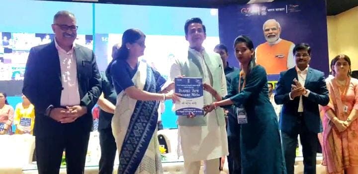 मिशन रिक्रूटमेंट के तहत दिसंबर तक 10 लाख नौकरियां देंगी भारत सरकार, गोरखपुर में 240 को मिला नियुक्ति पत्र