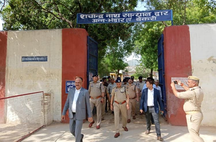जिला जज - डीएम ने जिला - सेंट्रल जेल का किया औचक निरीक्षण, आल इज वेल