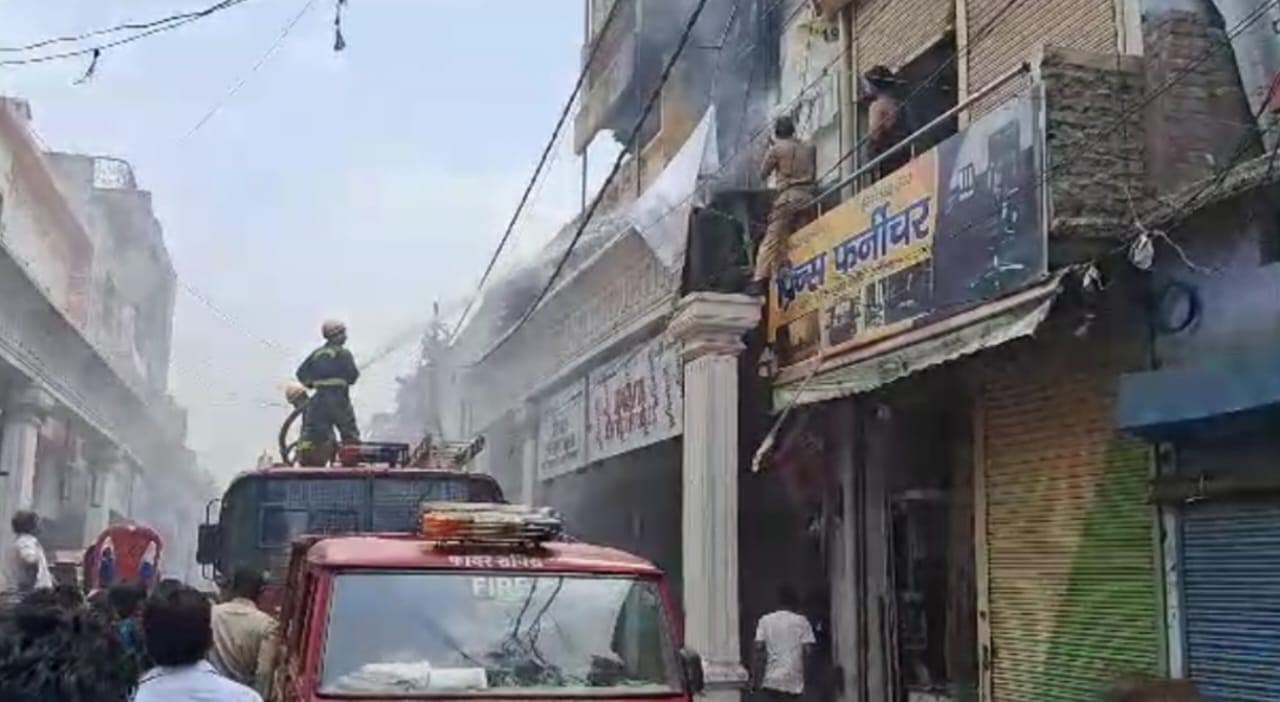 अलीगढ़ में शॉर्ट सर्किट से फर्नीचर के गोदाम में लगी भीषण आग, लाखों रुपये का सामान राख