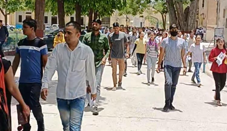 बीएड की प्रवेश परीक्षा का पेपर इतना सरल कि परीक्षार्थियों  ने 1 घंटे में सभी प्रश्न हल करने का किया दावा