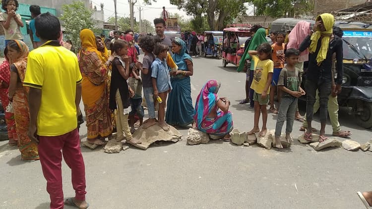 बिहार: पानी की किल्लत से तंग आकर मुंगेर में ग्रामीणों ने की सड़क जाम, गाड़ियों की लगी लंबी कतार