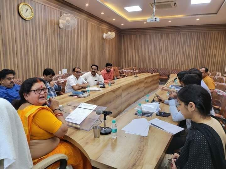 कानपुर की मेयर ने  मेट्रो के अधिकारियों को दी अनोखी सजा, हरे पेड़ काटने वाले अफसरों को बिना AC- पंखे के बैठाया