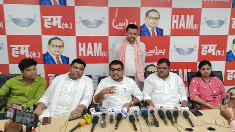 बिहार: हम ने महागठबंधन पर किया सीधा हमला, कहा- दलितों का नेतृत्व करने वाला बर्दाश्त नहीं, पैर छूने वाला चाहिए