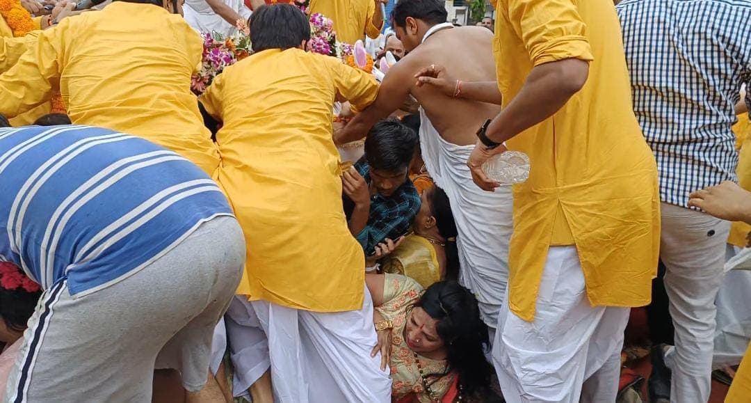 भगवान जगन्नाथ रथ यात्रा में मची भगदड़,  अचानक रथ खींचने से फंसे दो दर्जन श्रद्धालु , बच्चे - महिला चोटिल