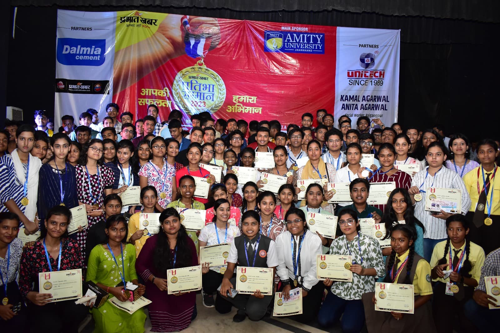 प्रभात खबर प्रतिभा सम्मान पाकर मेधावी बच्चों के खिले चेहरे, खुशी से अभिभावक भी गदगद, देखें PICS