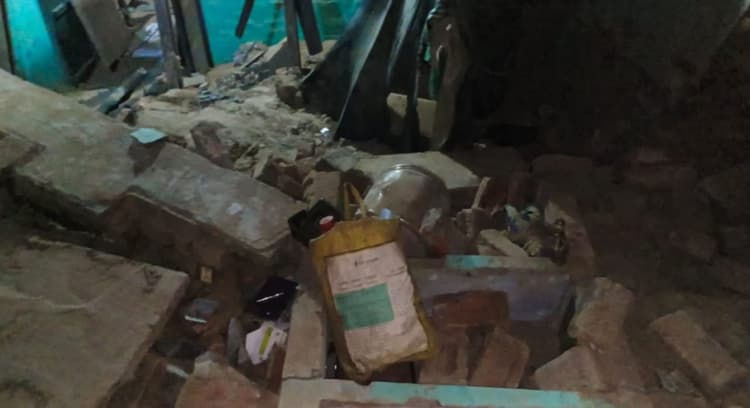 अलीगढ़ में माचिस से निकली चिंगारी से घर में विस्फोट, गैस का सिलेंडर फटने से हुआ हादसा, वृद्ध की हालत नाजुक