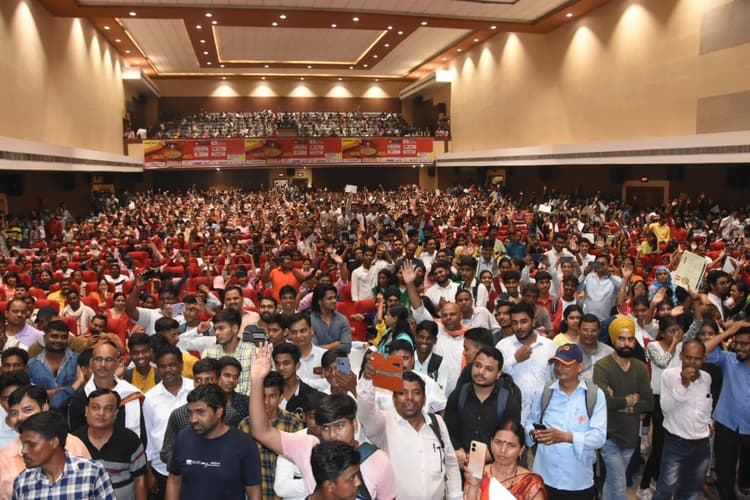 धनबाद : 2200 टॉपर्स को प्रभात खबर ने दिया प्रतिभा सम्मान, कृषि मंत्री बोले- सपनों को हकीकत में बदलें