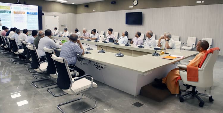 मुख्यमंत्री योगी आदित्यनाथ ने वन ट्रिलियन की अर्थव्यवस्था पर दिया जोर, अफसरों के साथ तय की रणनीति