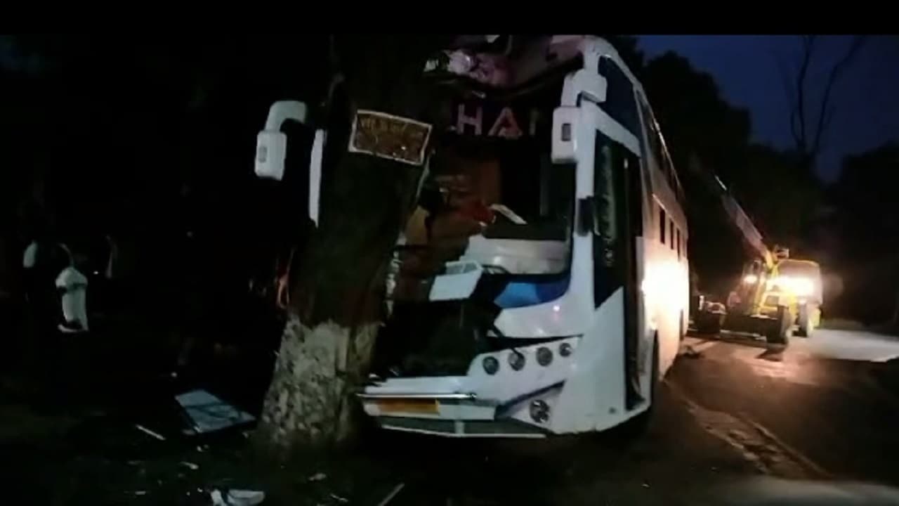 बिहार: छत्तीसगढ़ से आ रही यात्री बस नौबतपुर में दुर्घटनाग्रस्त, 18 यात्री घायल, इलाज के लिए पटना रेफर