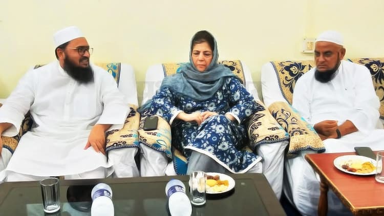 महबूबा मुफ्ती बोलीं -लोकतंत्र बचाना अभी हमारी प्राथमिकता, केजरीवाल के सवाल पर पढ़िए क्या कुछ कहा