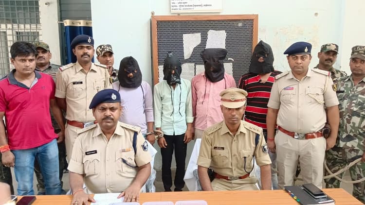 बिहार: लखीसराय पुलिस ने बड़े साइबर फ्रॉड गिरोह को पकड़ा, लाखों की करते थे हेराफेरी, पांच धराये