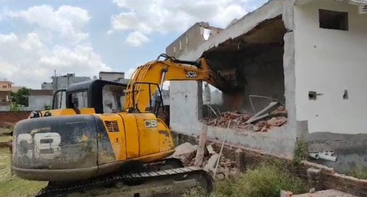 जिले के टॉप 5 सूची में शामिल माफिया विनोद उपाध्याय के 50 हजार के ईनामी भाई के मकान पर जीडीए का बुलडोजर चला