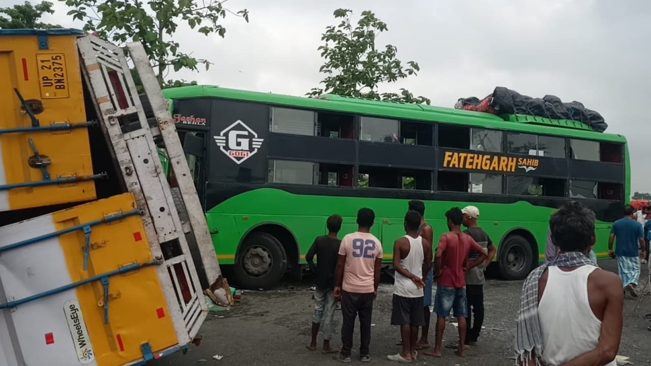 पूर्णिया में दिल्ली से मालदा जा रही बस और ट्रक के बीच भीषण टक्कर, चालक की मौत, कई यात्रियों की स्थिति गंभीर