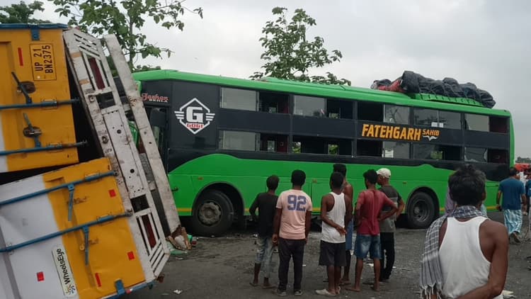 पूर्णिया में दिल्ली से मालदा जा रही बस और ट्रक के बीच भीषण टक्कर, चालक की मौत, कई यात्रियों की स्थिति गंभीर