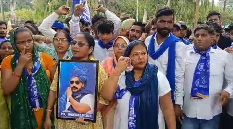 अलीगढ़: चंद्रशेखर पर हमले को लेकर आजाद समाज पार्टी ने किया प्रदर्शन, सरकार से मांगी जेड श्रेणी की सुरक्षा