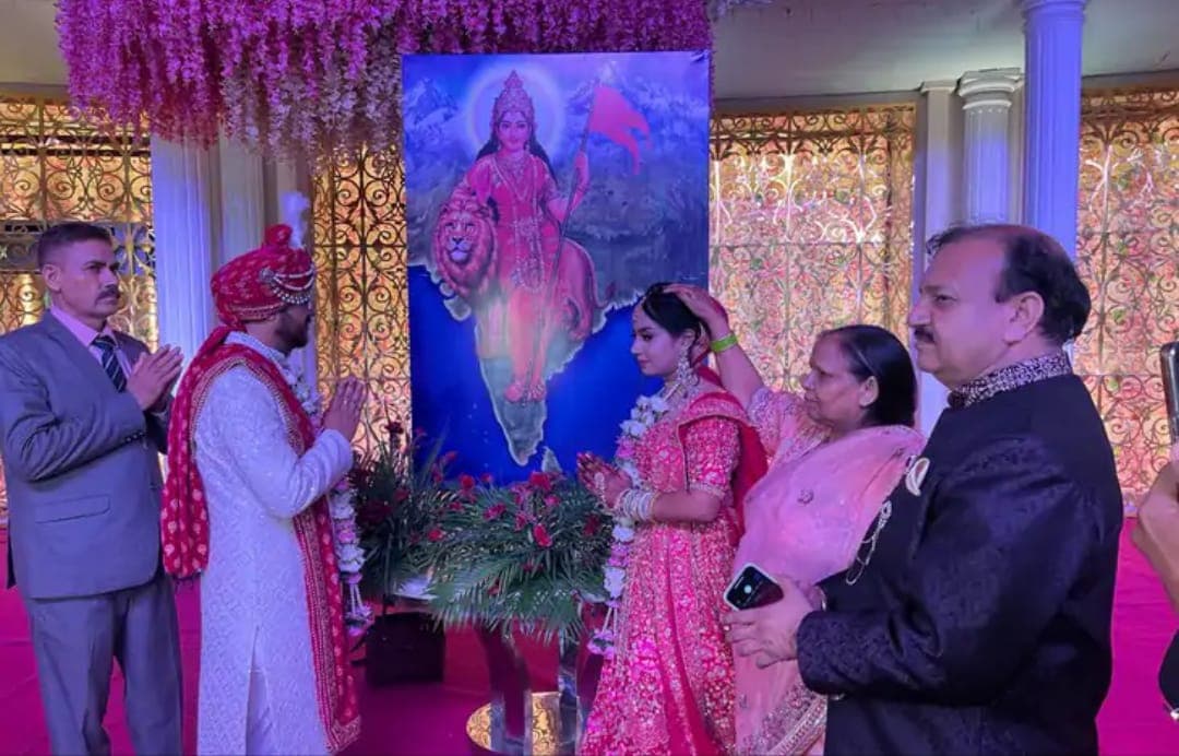 आगरा में एसडीएम- डॉक्टर ने अग्नि की जगह भारत माता के लिए फेरे, दूल्हा- दुल्हन सात नहीं आठ वचन निभाएंगे