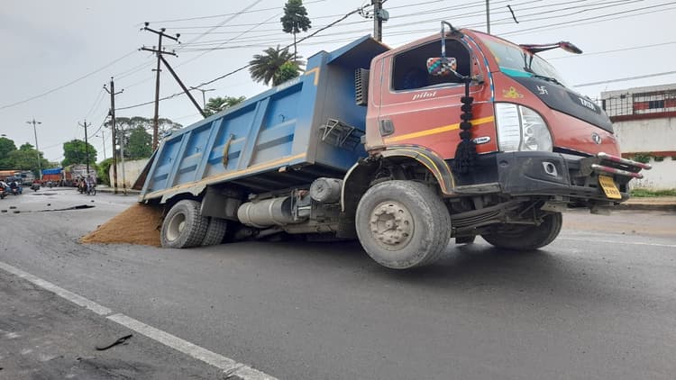 बिहार: मानसून की पहली बारिश में खुली स्मार्ट सिटी की पोल, बीच सड़क पर धंस गया हाइवा, आधे शहर में भरा पानी