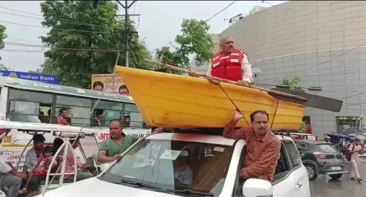 सपा विधायक का अनोखा प्रदर्शन, कानपुर में जलभराव  होने पर कार के ऊपर नाव में बैठकर निकले सरकार का विरोध करने