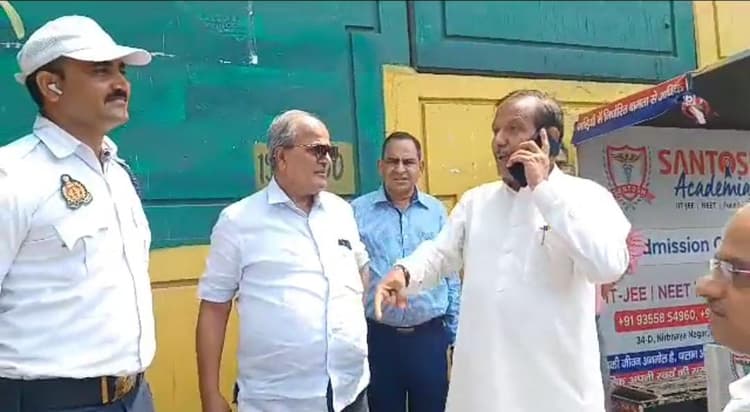 ट्रैफिक पुलिसकर्मी जाम  खुलवाने की जगह कार चालक से ले रहा था पैसे, विधायक ने लगाई लताड़, वीडियो वायरल