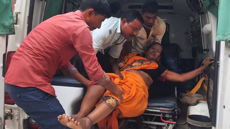 बांका में सड़क हादसा, बाबाधाम जा रहे छह कांवरिये चलती पिकअप वैन से गिरकर हुए घायल, एक की हालत गंभीर