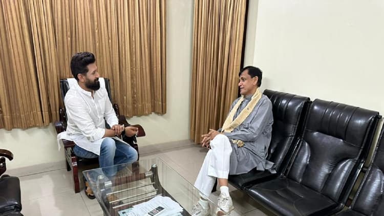 Bihar Politics: लोजपा (रा) की बैठक से भी पहले चिराग पासवान से मिले नित्यानंद राय, जानें फिर क्या कहा...