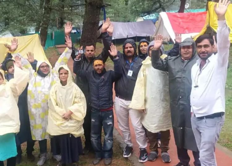 अमरनाथ की यात्रा पर गए मैनपुरी के श्रद्धालु फंसे ,परिवार को भेजी सलामती की फोटो