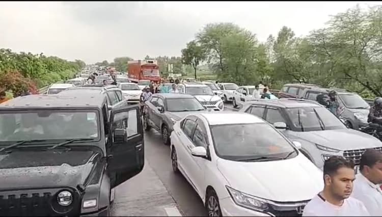 बोलेरो ने युवक को राैंदा, समय से एम्बुलेंस- पुलिस नहीं पहुंची, ग्रामीणों ने तीन घंटे ठप  रखा  एक्सप्रेस वे