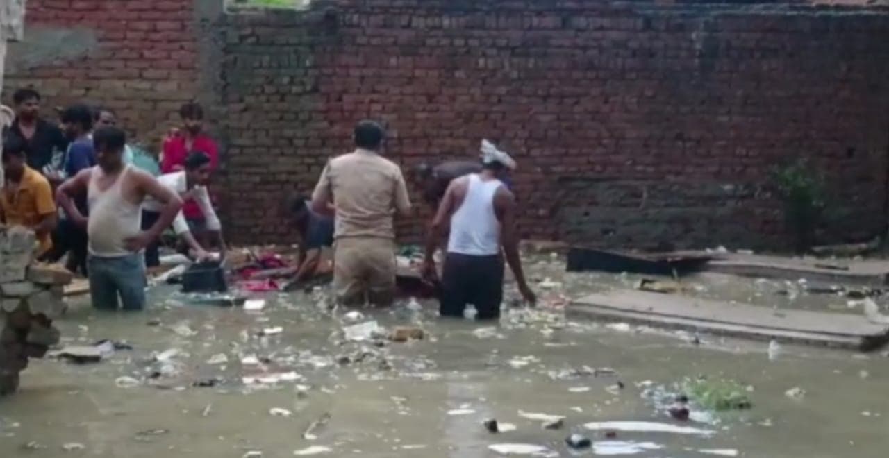 अलीगढ़ - भारी बारिश से मकान गिरा , महिला की मौत, दो बच्चे मलबे से निकाले गये, एक की तलाश जारी