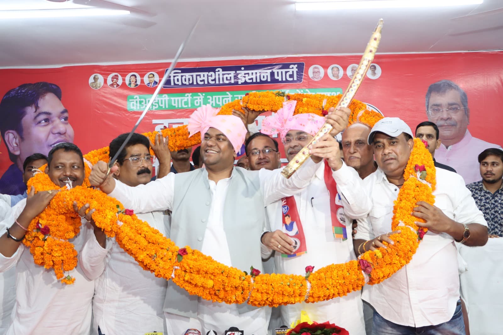 Bihar Politics: पूर्व IPS अधिकारी बीके सिंह  मुकेश सहनी की नाव में हुए सवार, जानिए क्यों ली सदस्यता