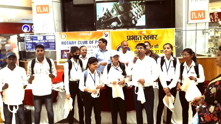 बिहार में प्रभात खबर के 27 साल : सामाजिक सरोकार के तहत बंटा कपड़े का थैला, लोगों ने दी बधाई और कैंपेन को सराहा