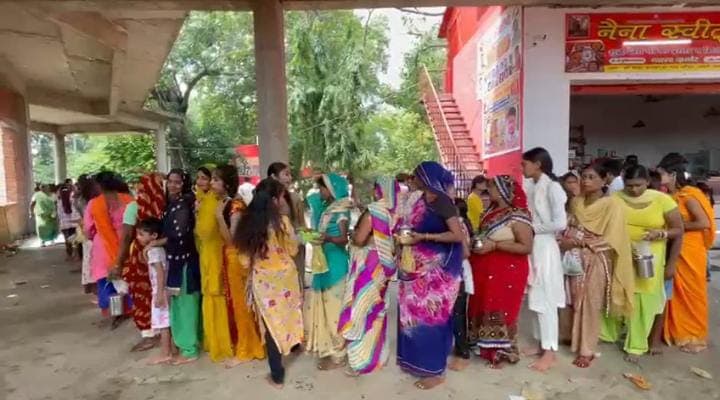 बरेली: हर-हर महादेव के जयकारों से गूंजे शिवालय, मंदिरों में जलाभिषेक के लिए लगी श्रद्धालुओं को लंबी लाइन