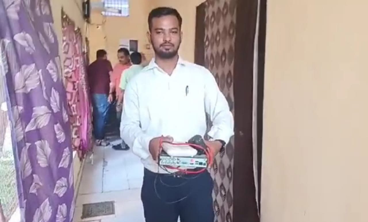 Aligarh : शिकायत पर होटल में छापा, नहीं मिला कोई जोड़ा, डीवीआर जब्त, हिरासत में संचालक